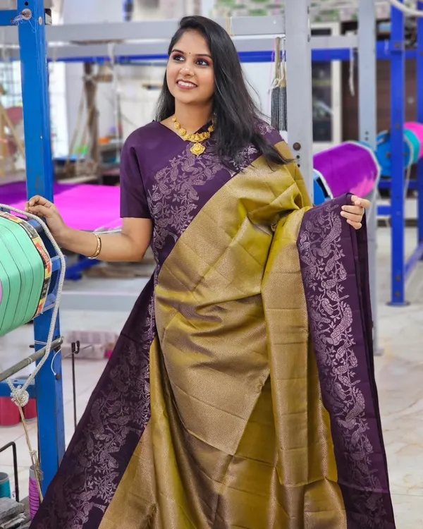 Soft_Banarasi_Lichi_Silk_Saree_with_Unstiched_Blouse_Piece