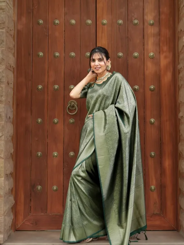 Soft_Lichi_Silk_Saree_with_Unstiched_Blouse_Piece