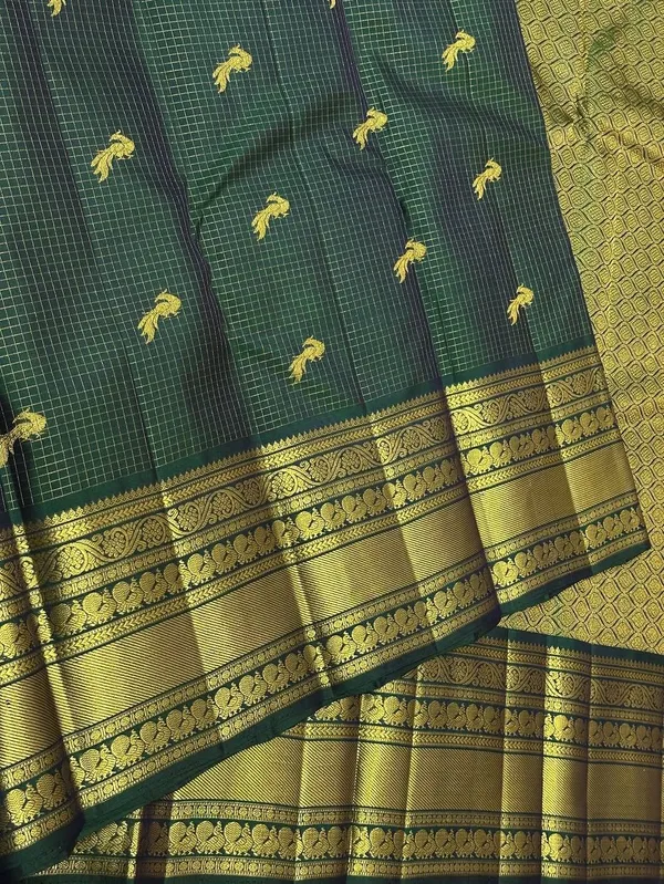 Soft_Lichi_Silk_Saree_with_Unstiched_Blouse_Piece