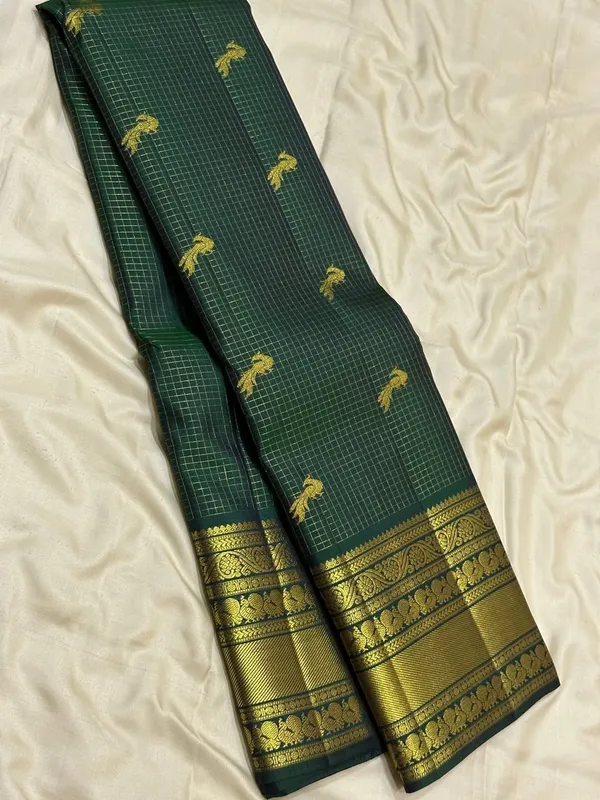 Soft_Lichi_Silk_Saree_with_Unstiched_Blouse_Piece