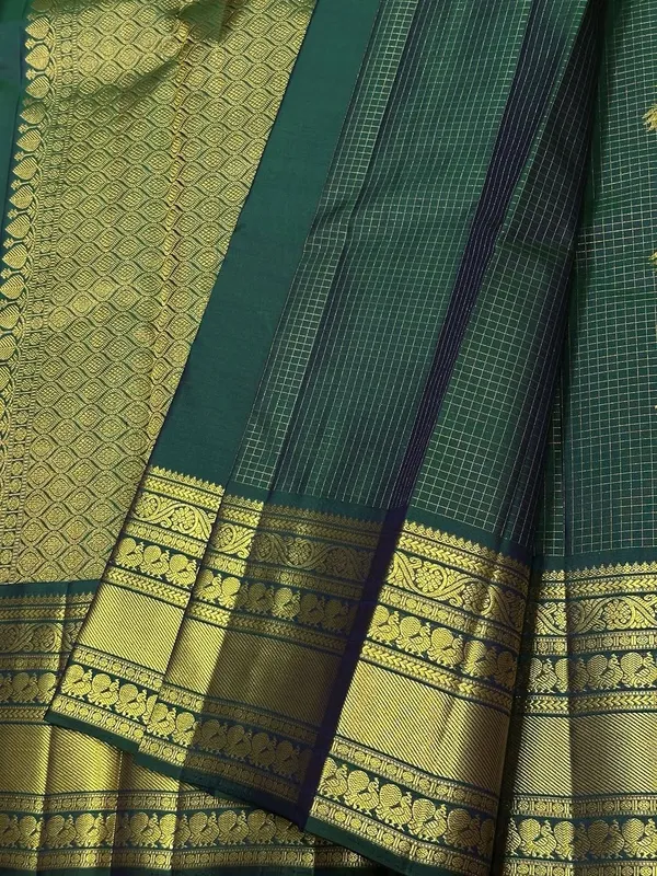 Soft_Lichi_Silk_Saree_with_Unstiched_Blouse_Piece