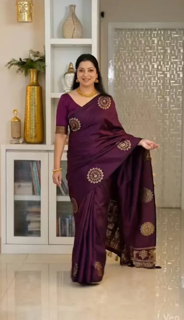 Soft_Lichi_Silk_Saree_with_Unstiched_Blouse_Piece