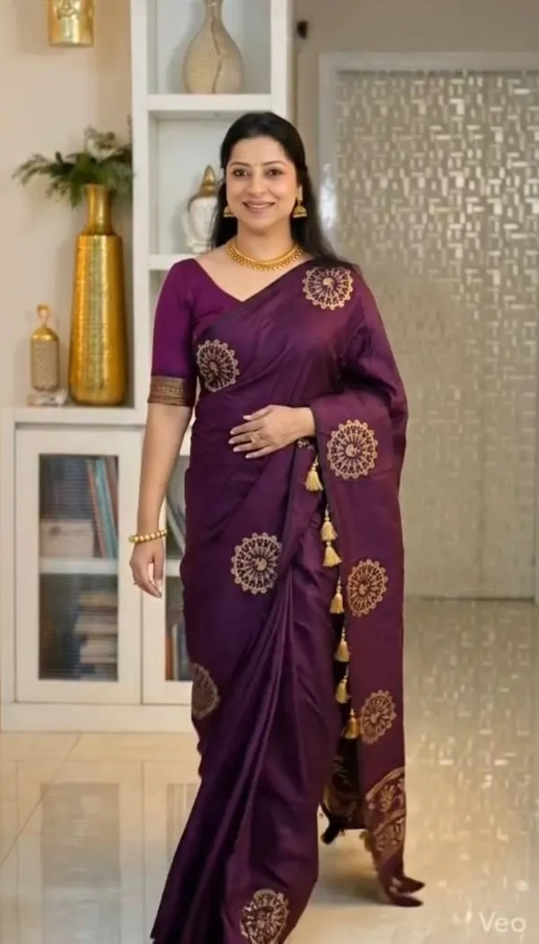 Soft_Lichi_Silk_Saree_with_Unstiched_Blouse_Piece