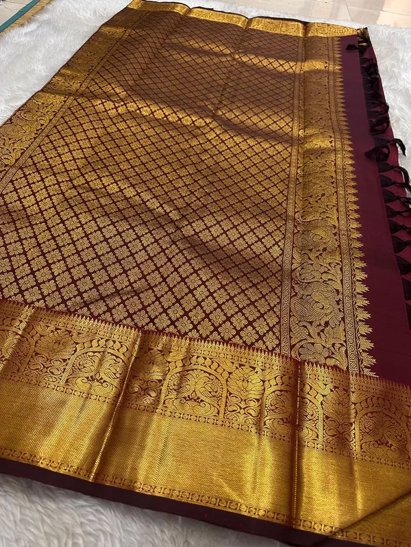 Soft_Lichi_Silk_Saree_with_Unstiched_Blouse_Piece