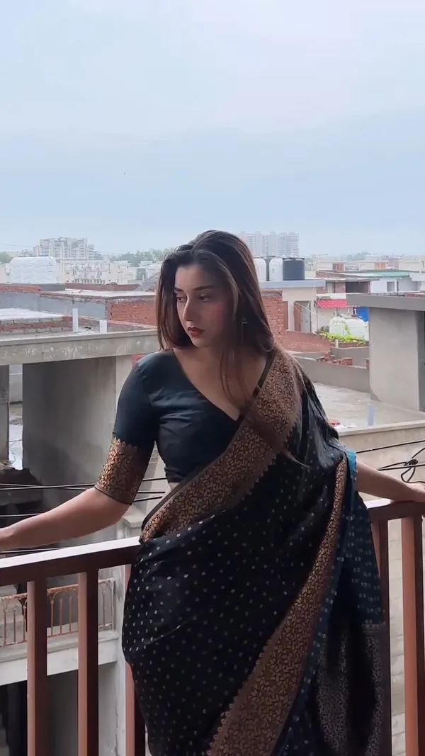 Soft_Lichi_Silk_Saree_with_Unstiched_Blouse_Piece