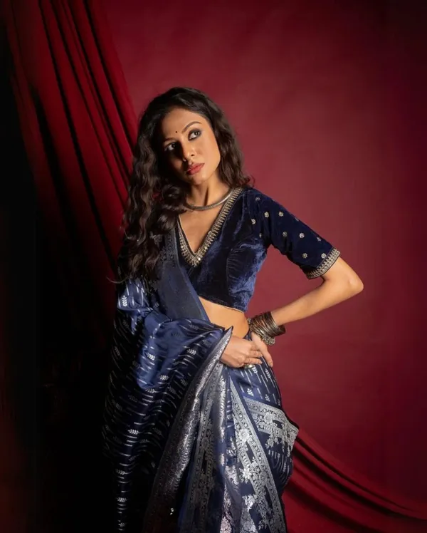 Soft_Banarasi_Lichi_Silk_Saree_with_Unstiched_Blouse_Piece