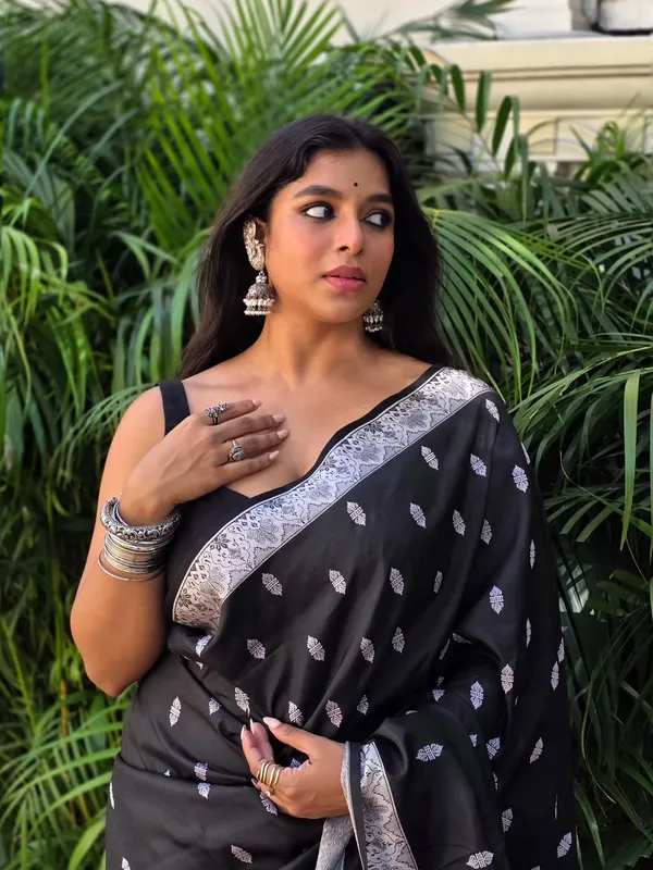 Soft_Lichi_Silk_Saree_with_Unstiched_Blouse_Piece