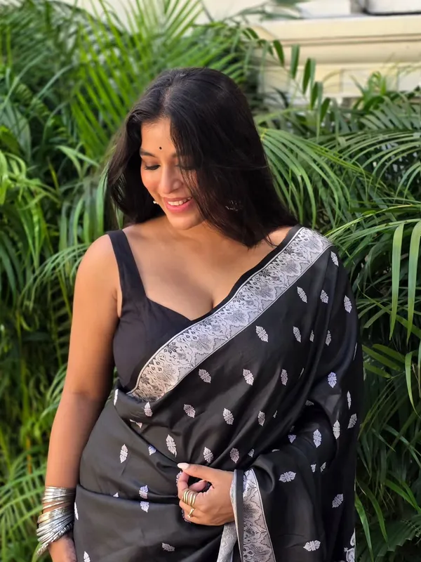 Soft_Lichi_Silk_Saree_with_Unstiched_Blouse_Piece