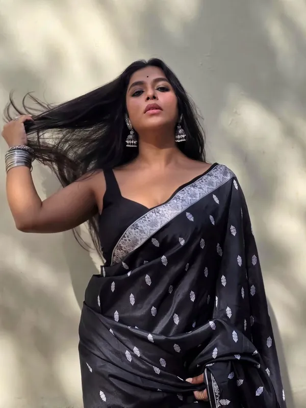Soft_Lichi_Silk_Saree_with_Unstiched_Blouse_Piece