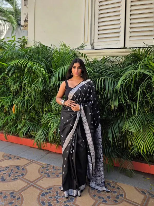 Soft_Lichi_Silk_Saree_with_Unstiched_Blouse_Piece