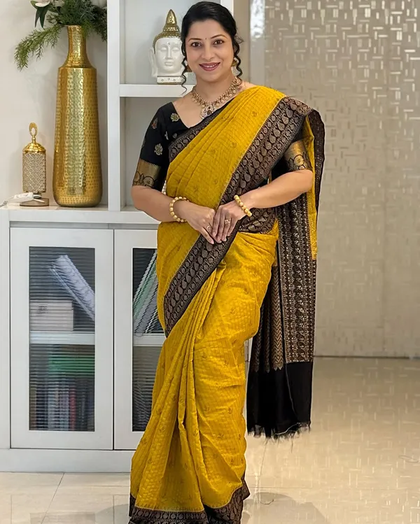 Soft_Banarasi_Lichi_Silk_Saree_with_Unstiched_Blouse_Piece