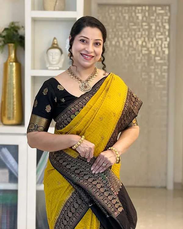 Soft_Banarasi_Lichi_Silk_Saree_with_Unstiched_Blouse_Piece