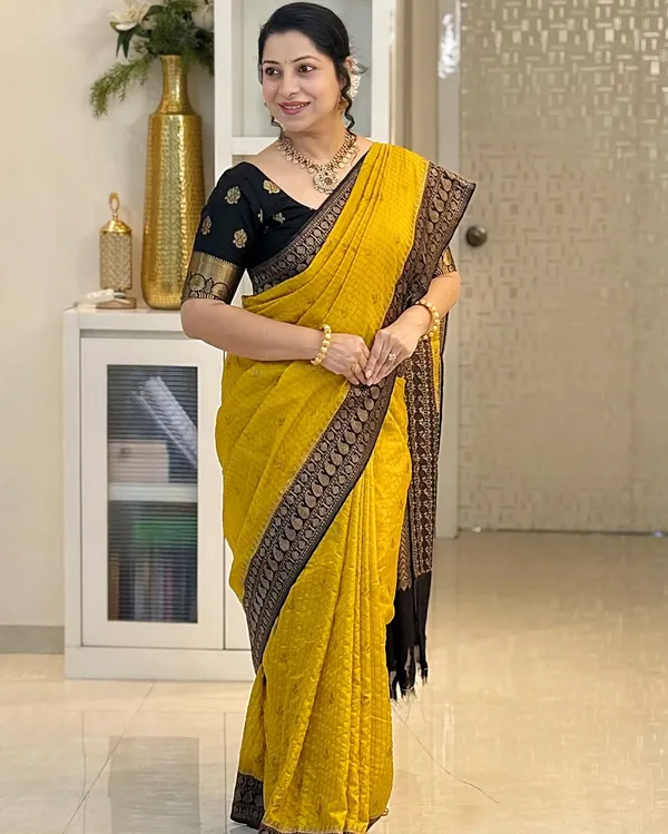 Soft_Banarasi_Lichi_Silk_Saree_with_Unstiched_Blouse_Piece