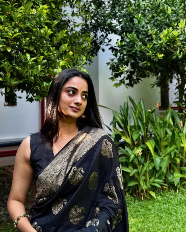 Soft_Banarasi_Lichi_Silk_Saree_with_Unstiched_Blouse_Piece