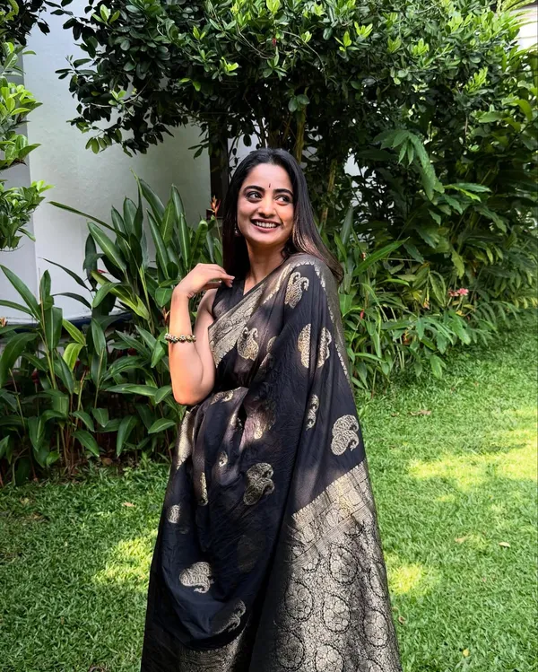 Soft_Banarasi_Lichi_Silk_Saree_with_Unstiched_Blouse_Piece