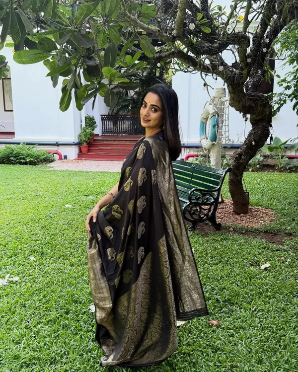 Soft_Banarasi_Lichi_Silk_Saree_with_Unstiched_Blouse_Piece