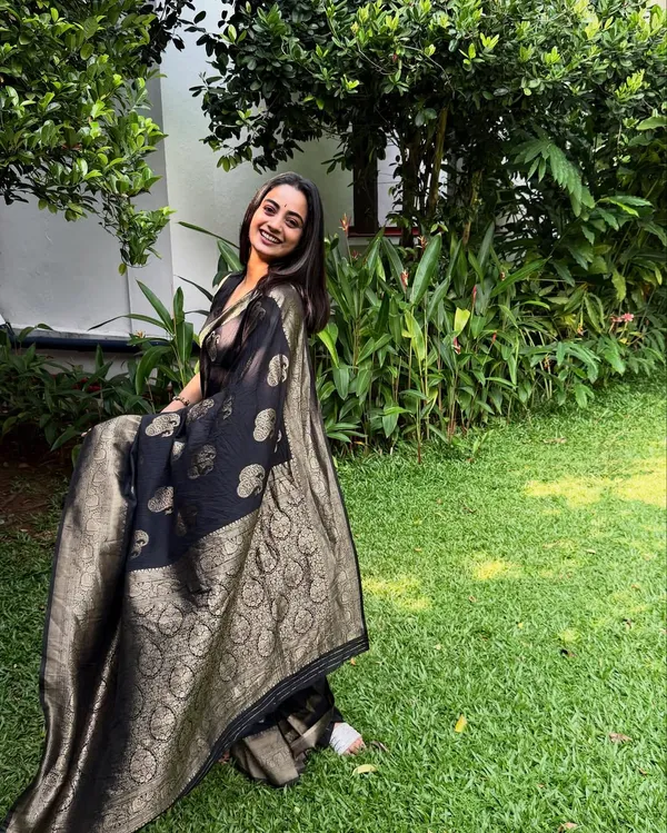 Soft_Banarasi_Lichi_Silk_Saree_with_Unstiched_Blouse_Piece