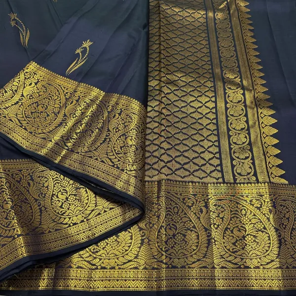 Soft_Lichi_Silk_Saree_with_Unstiched_Blouse_Piece