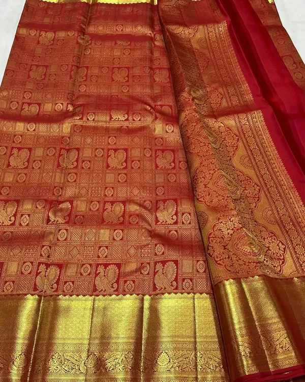 Soft_Lichi_Silk_Saree_with_Unstiched_Blouse_Piece