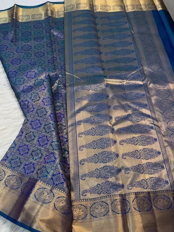 Soft_Lichi_Silk_Saree_with_Unstiched_Blouse_Piece