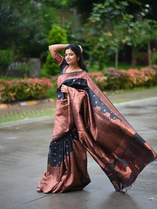 Soft_Lichi_Silk_Saree_with_Unstiched_Blouse_Piece