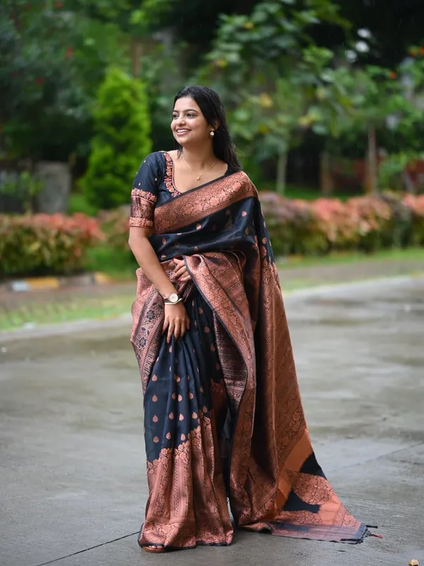 Soft_Lichi_Silk_Saree_with_Unstiched_Blouse_Piece