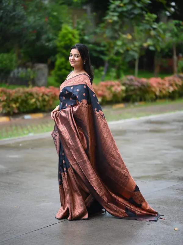 Soft_Lichi_Silk_Saree_with_Unstiched_Blouse_Piece