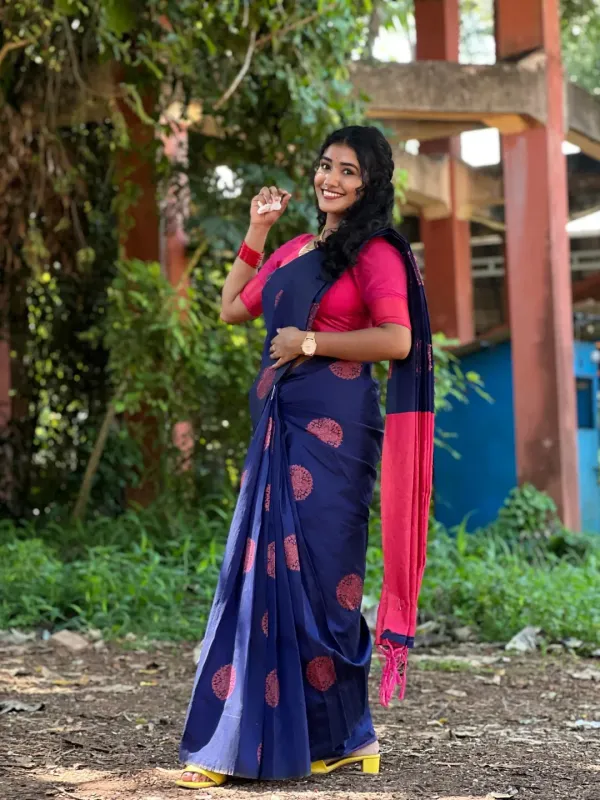 Soft_Lichi_Silk_Saree_with_Unstiched_Blouse_Piece