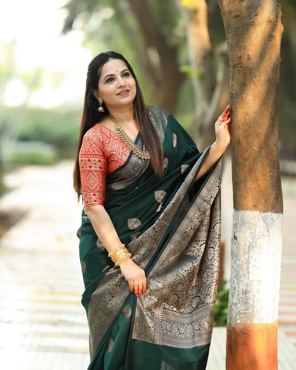 Soft_Banarasi_Lichi_Silk_Saree_with_Unstiched_Blouse_Piece
