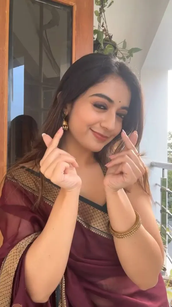 Soft_Lichi_Silk_Saree_with_Unstiched_Blouse_Piece