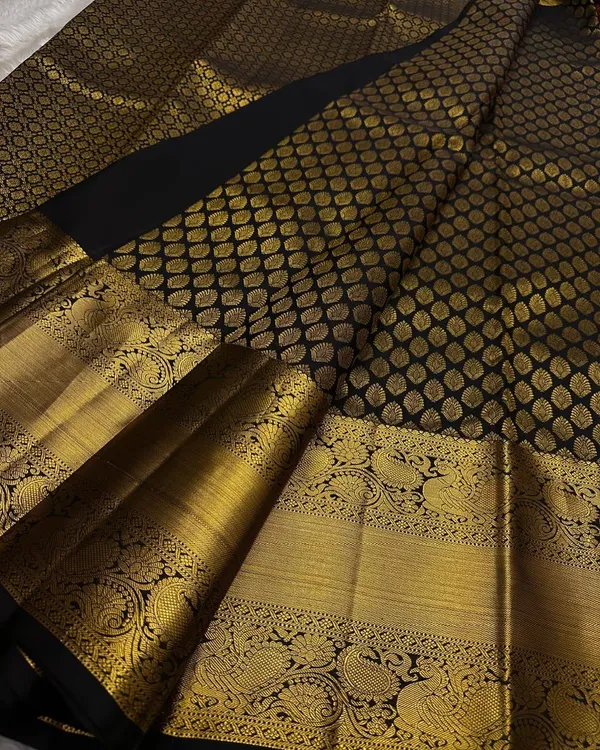 Soft_Lichi_Silk_Saree_with_Unstiched_Blouse_Piece