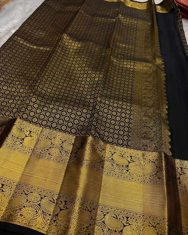 Soft_Lichi_Silk_Saree_with_Unstiched_Blouse_Piece
