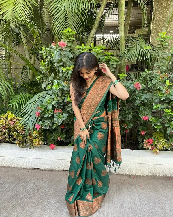 Soft_Banarasi_Lichi_Silk_Saree_with_Unstiched_Blouse_Piece