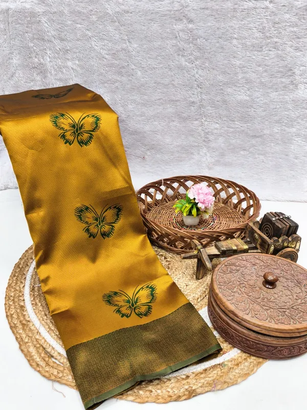 Soft_Lichi_Silk_Saree_with_Unstiched_Blouse_Piece