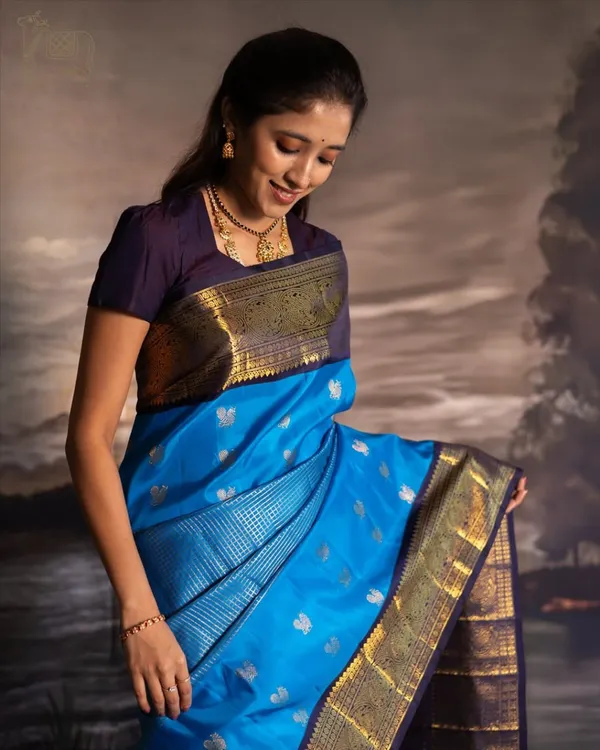 Soft_Lichi_Silk_Saree_with_Unstiched_Blouse_Piece