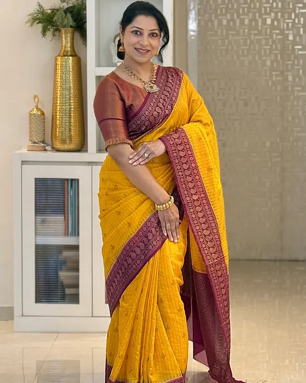 Soft_Banarasi_Lichi_Silk_Saree_with_Unstiched_Blouse_Piece