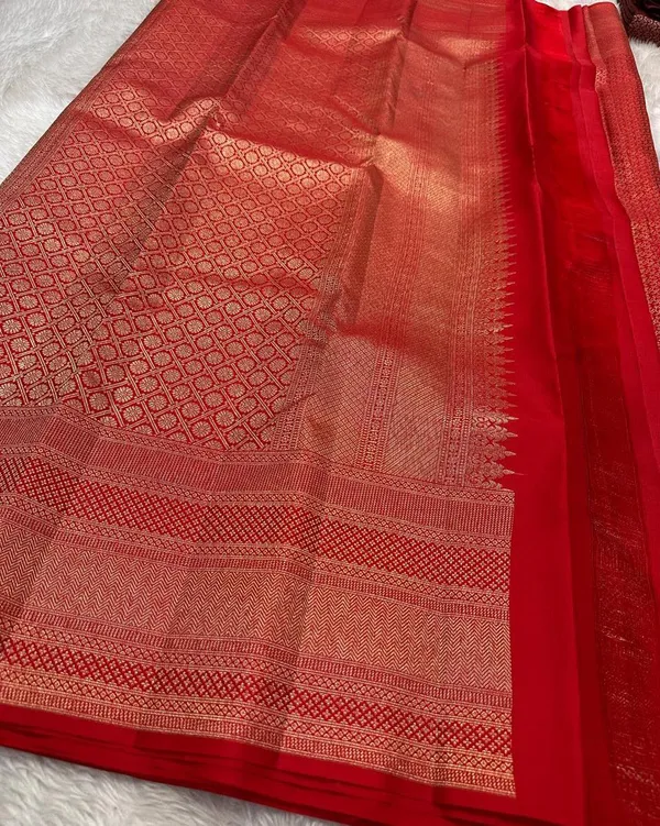 Soft_Lichi_Silk_Saree_with_Unstiched_Blouse_Piece