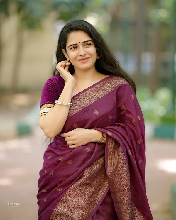 Soft_Lichi_Silk_Saree_with_Unstiched_Blouse_Piece