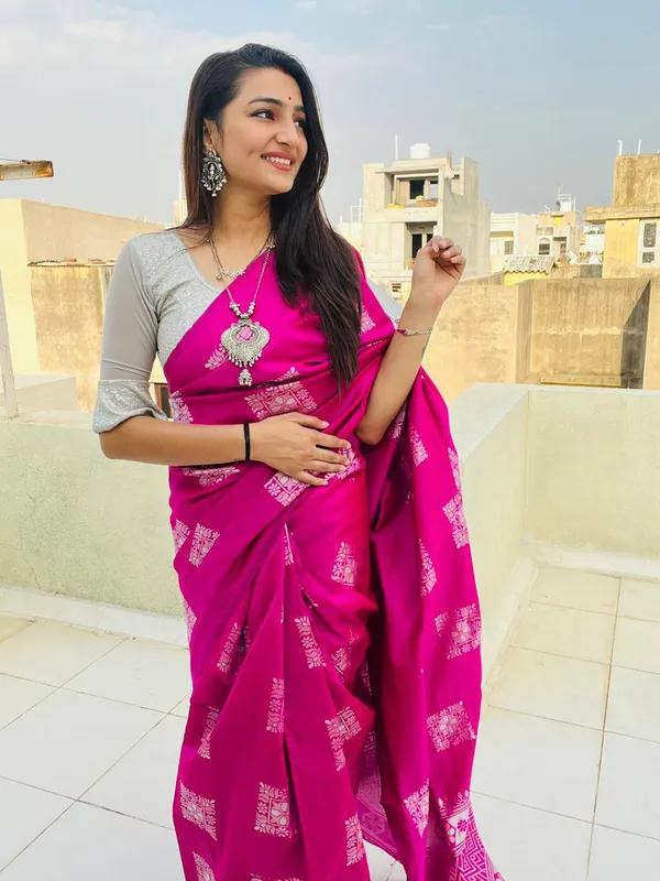 Soft_Banarasi_Lichi_Silk_Saree_with_Unstiched_Blouse_Piece