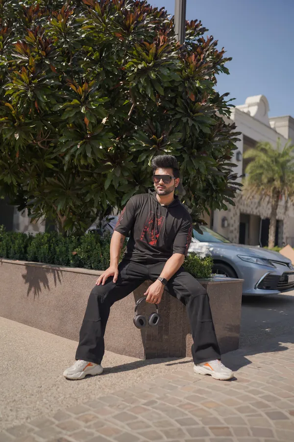 Black_Cotton_Blend_Printed_Hooded_Neck_Soft_T-Shirt_For_Men