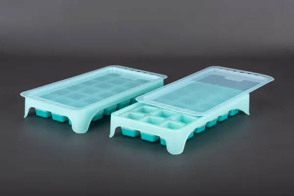 ModernIce_Cube_Tray_with_Lid_–_Stackable_&_Easy-Release