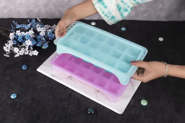 ModernIce_Cube_Tray_with_Lid_–_Stackable_&_Easy-Release