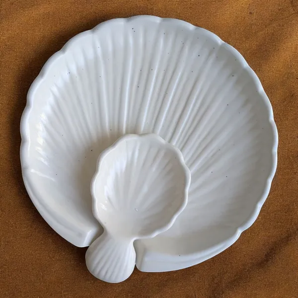Elegant_Shell-Shaped_Ceramic_Chip_&_Dip_Platter_–_26x24x3.5_cm