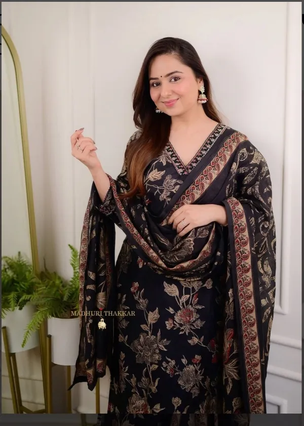 Elegant_Black_Floral_Embroidered_Kurta_Set_With_Dupatta-Molisha_Party_Collection