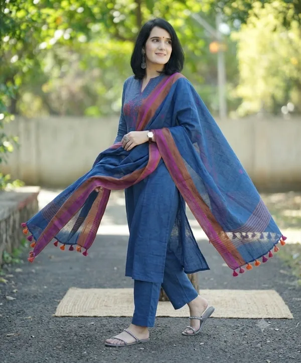 Elegant_Handloom_Cotton_3-Piece_Suit_Set_with_Embroidered_Yoke_&_Pure_Linen_Dupatta