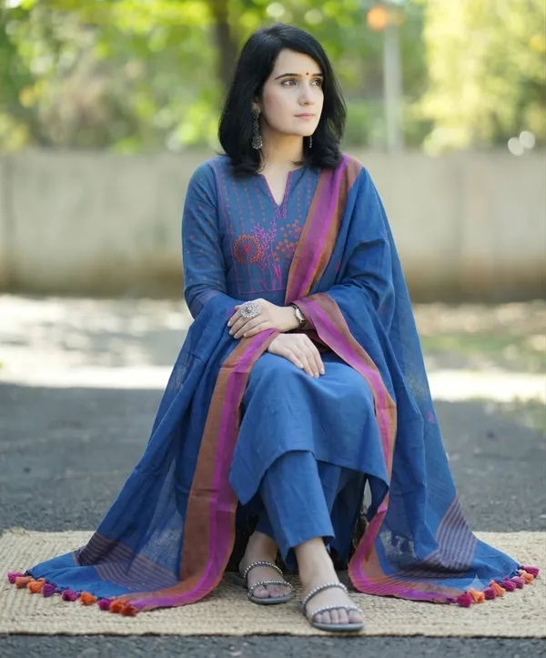 Elegant_Handloom_Cotton_3-Piece_Suit_Set_with_Embroidered_Yoke_&_Pure_Linen_Dupatta
