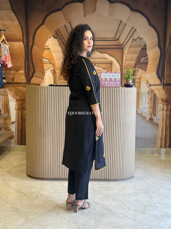 Threaded_Elegance_Kurta_Set