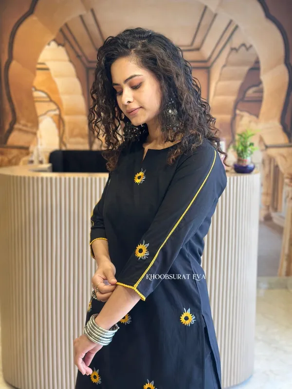 Threaded_Elegance_Kurta_Set