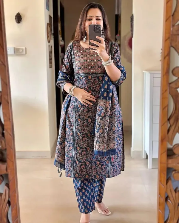 Timeless_Elegance_Cotton_Kurti_Pant_Set_🌸✨