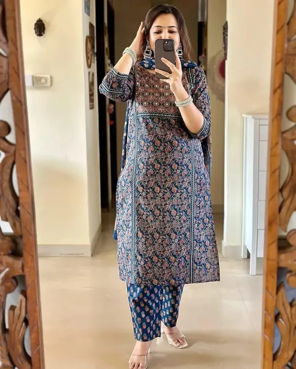 Timeless_Elegance_Cotton_Kurti_Pant_Set_🌸✨